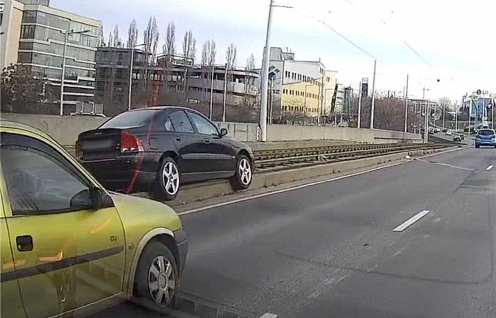 VIDEÓ: Felakadt egy Volvo a Rákóczi hídon. Ez menthette meg attól, hogy a sínekre hajtson VIDEÓ: Felakadt egy Volvo a Rákóczi hídon. Ez menthette meg attól, hogy a sínekre hajtson