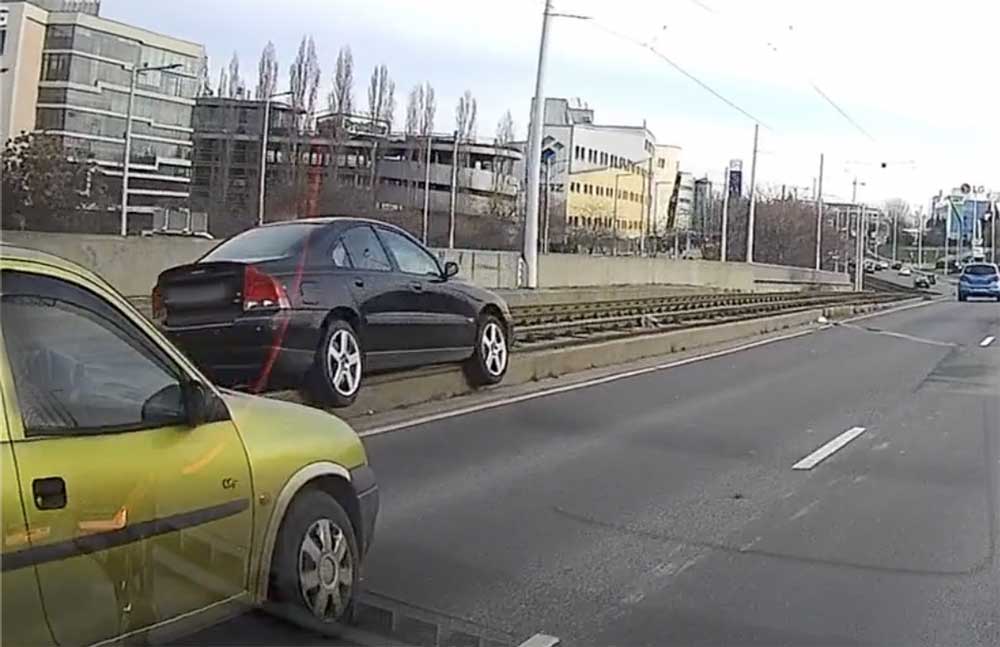VIDEÓ: Felakadt egy Volvo a Rákóczi hídon. Ez menthette meg attól, hogy a sínekre hajtson