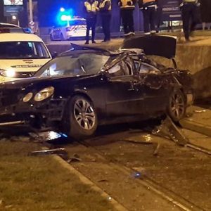 FOTÓK: Felüljáróról zuhant le a Róbert Károly körúti villamossínekre egy autó az éjszaka