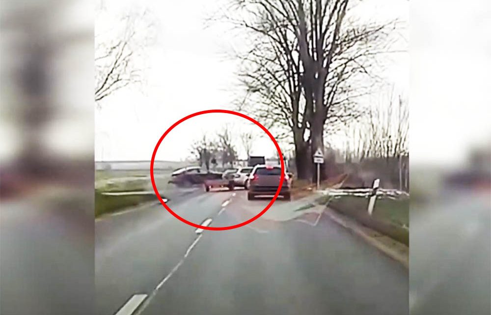 VIDEÓ: Hatalmas balesetet rögzített a 83-as főúton egy fedélzeti kamera VIDEÓ: Hatalmas balesetet rögzített a 83-as főúton egy fedélzeti kamera
