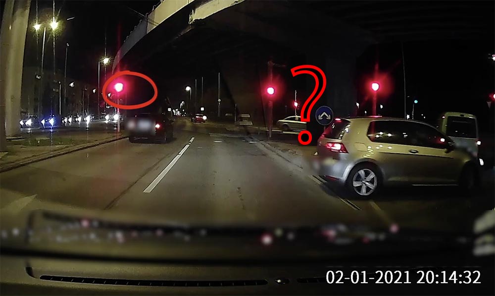 VIDEÓ: Határ úti téboly. Úgy meglepődhetett a fekete autó sofőrje a történteken, hogy még a piroson is áthajtott