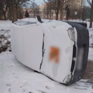 VIDEÓ: Felborították a parkoló autót, úgy loptak katalizátort Debrecenben