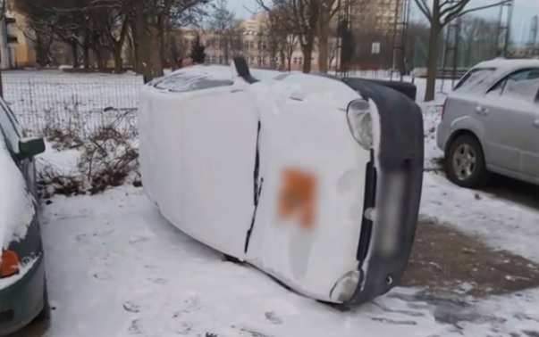 VIDEÓ: Felborították a parkoló autót, úgy loptak katalizátort Debrecenben