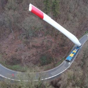 FOTÓK: A 67 méteres szélturbinalapátot is valahogy a helyére kell vinni