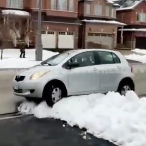 VIDEÓ: Csomagot akart lopni, de meglepték. Menekült volna, de nagyon megszívta