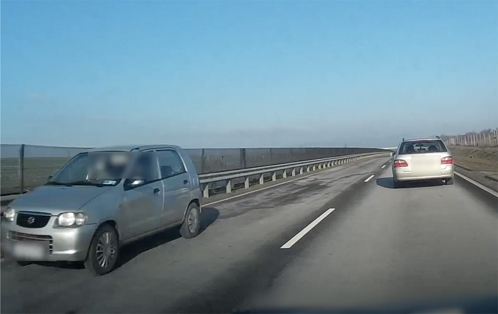 VIDEÓ: Szembe hajtott a forgalommal a Suzuki Alto sofőrje a 21-es autóúton