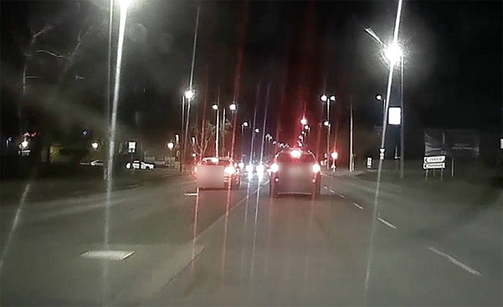VIDEÓ: A szembe sávban előzte a sort a tahó, amire rákanyarodtak (volna) a zöldet kapó autósok