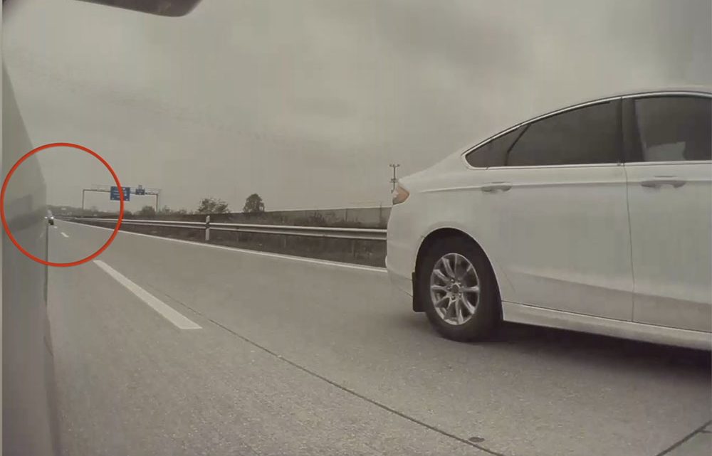 VIDEÓ: Tesla oldalkamerája rögzítette, ahogy az M0-son egy autós lebontja a terelőelemeket VIDEÓ: Tesla oldalkamerája rögzítette, ahogy az M0-son egy autós lebontja a terelőelemeket