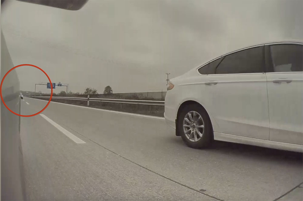 VIDEÓ: Tesla oldalkamerája rögzítette, ahogy az M0-son egy autós lebontja a terelőelemeket