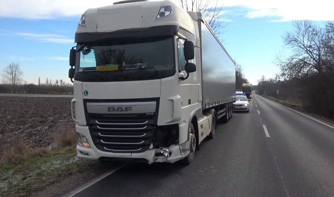 VIDEÓ: Nem tudta a kamionos, hogy mivel ütközött – Később kiderült egy tréler kereke esett le és az csapódott neki