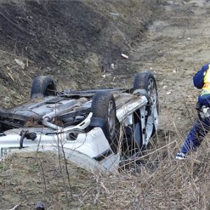 FOTÓK: Két ember életét vesztette miután autójuk árokba borult Szolnoknál