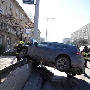 Összeütköztek. A motoros életveszélyesen megsérült a Szentendrei úti balesetben