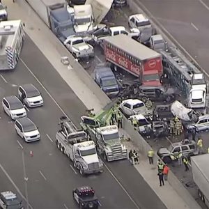 VIDEÓ: Több, mint 100 jármű ütközött egy amerikai tömegbalesetben