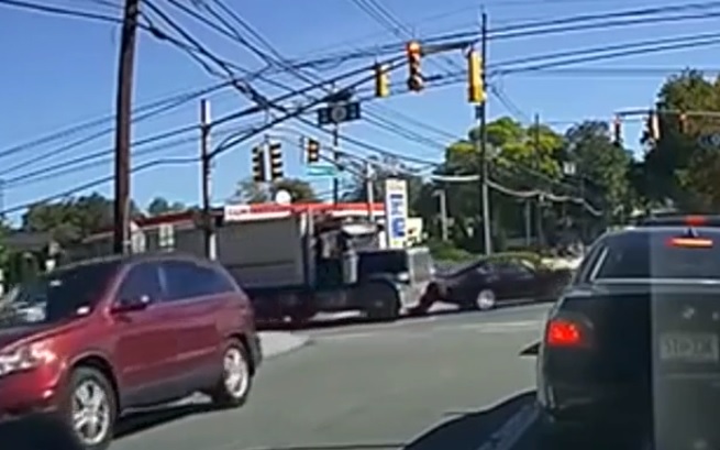 VIDEÓ: Megunta a teherautós, hogy packázik vele az autós, ezért a gázra lépett és letolta azt az útról