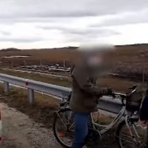 VIDEÓ: A forgalommal szemben biciklizett egy nő az M86-os gyorsforgalmi úton