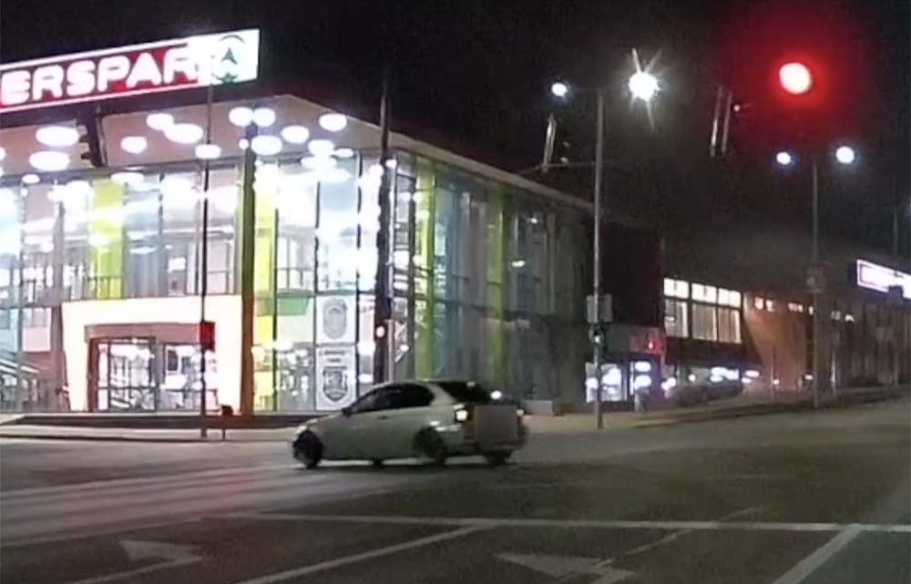VIDEÓ: A körforgalom után már a piros lámpa sem zavarta meg a driftelésben a BMW sofőrjét VIDEÓ: A körforgalom után már a piros lámpa sem zavarta meg a driftelésben a BMW sofőrjét