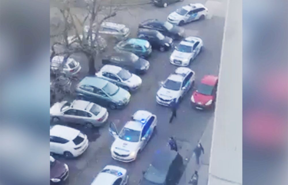 Videón az elfogás. Nagy erőkkel leteperték a menekülő autóst Újpesten tegnap Videón az elfogás. Nagy erőkkel leteperték a menekülő autóst Újpesten tegnap