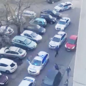 Videón az elfogás. Nagy erőkkel leteperték a menekülő autóst Újpesten tegnap