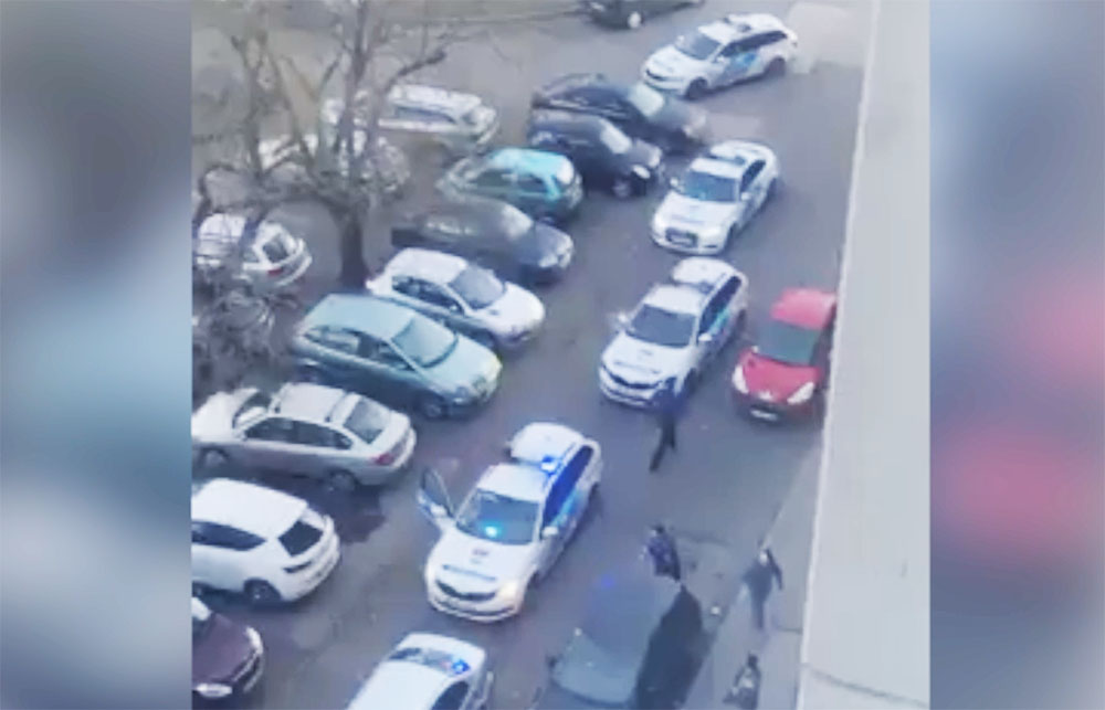Videón az elfogás. Nagy erőkkel leteperték a menekülő autóst Újpesten tegnap
