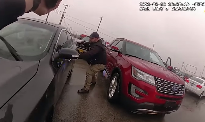 VIDEÓ: Empátiából jelesre vizsgázott ez az amerikai rendőr, miután megállította a menekülő autóst