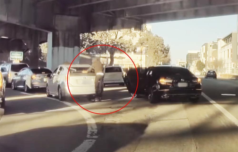 VIDEÓ: Fényes nappal, menet közben, gátlástalan módon törték fel az autót VIDEÓ: Fényes nappal, menet közben, gátlástalan módon törték fel az autót