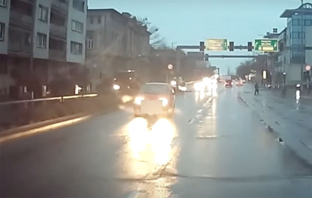 VIDEÓ: Talán még most is a helyét keresi a Győrben forgalommal szemben eltévedt sofőr