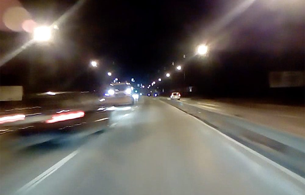 VIDEÓ: Egy hókotróba csapódni nem kellemes dolog. Mégis megkockáztatta a sofőr ezt az előzést VIDEÓ: Egy hókotróba csapódni nem kellemes dolog. Mégis megkockáztatta a sofőr ezt az előzést