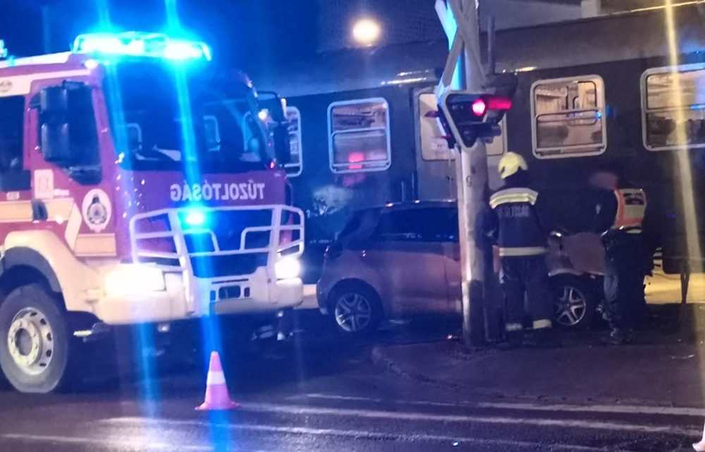 Vonat ütközött autóval a 18. kerületben, Pestszentimre központjában, a Nagykőrösi úton Vonat ütközött autóval a 18. kerületben, Pestszentimre központjában, a Nagykőrösi úton