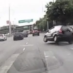 VIDEÓ: Nagy svunggal vette be a Honda sofőrje a kanyart és meg is lett az eredménye