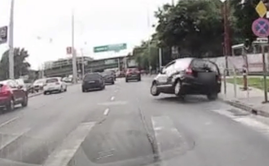 VIDEÓ: Nagy svunggal vette be a Honda sofőrje a kanyart és meg is lett az eredménye