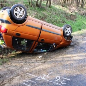 FOTÓK: A tetejére borulva állt meg a kisautó, miután a sofőr egy kanyarban megcsúszott a járművel