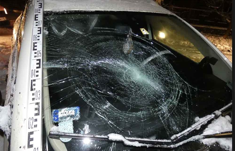 Ököllel ütött arcon egy férfit és betörte a szélvédőt, valamint hajánál fogva rángatott egy nőt Ököllel ütött arcon egy férfit és betörte a szélvédőt, valamint hajánál fogva rángatott egy nőt