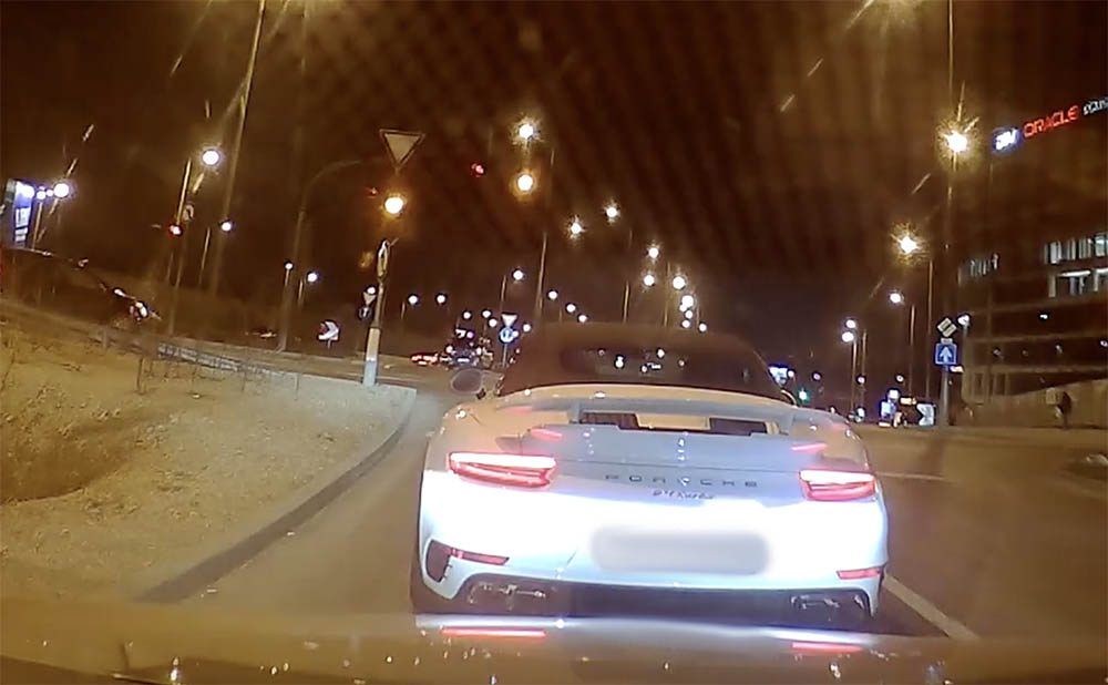 VIDEÓ: Büntetőfékezett, majd megállt a Porsche sofőrje és tovább büntetett