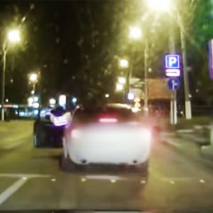 VIDEÓ: Ezt az igazoltatást nehéz lesz elfelejtenie a rendőrnek