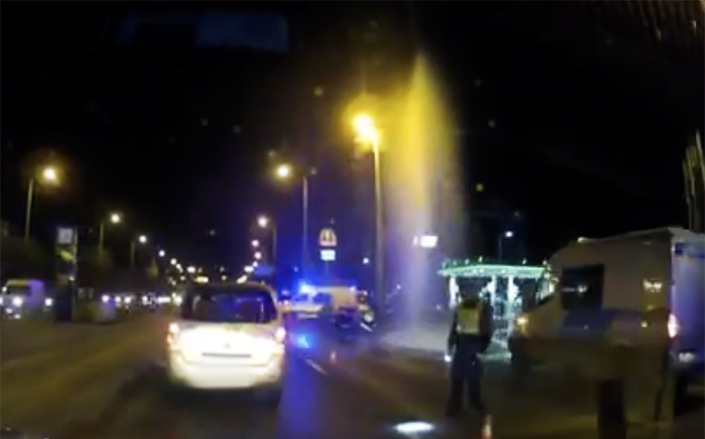 VIDEÓ: Hatalmas sugárban tört fel a víz a Hungária körúton vasárnap este