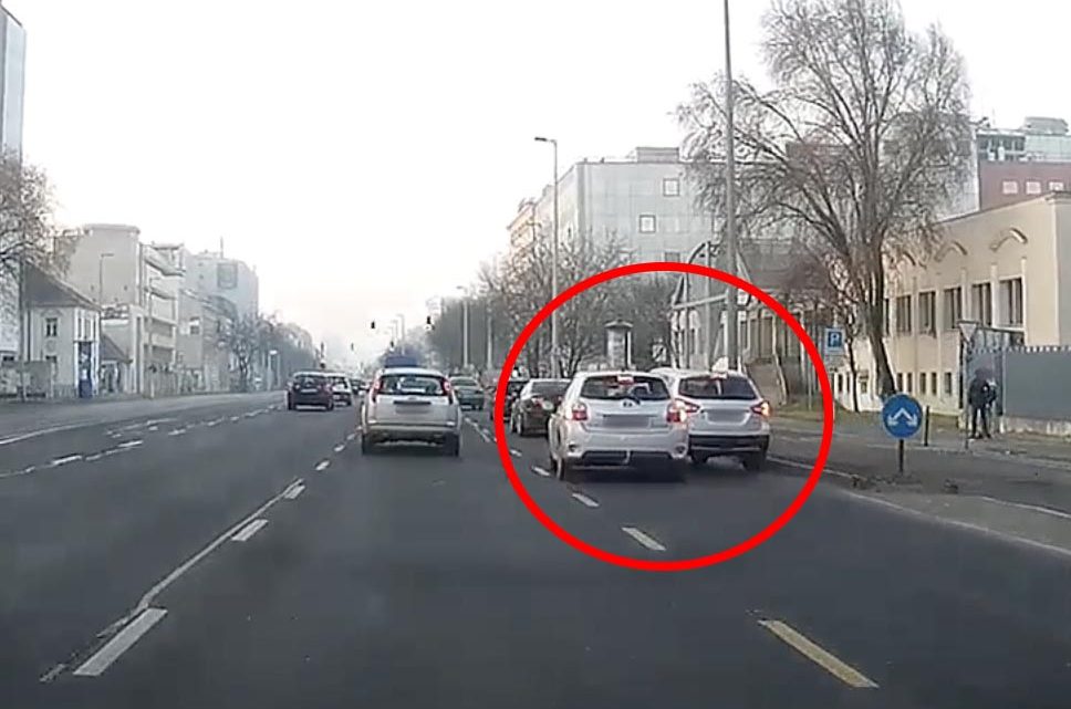 VIDEÓ: Tolakodás miatt sérültek az autók a Váci úton VIDEÓ: Tolakodás miatt sérültek az autók a Váci úton