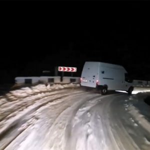 VIDEÓ: Ne csináld utána! Hó, nagy tempó és rutin, de nem veszélytelen, amit a Tranzit sofőrje művel