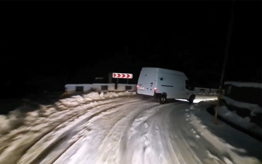 VIDEÓ: Ne csináld utána! Hó, nagy tempó és rutin, de nem veszélytelen, amit a Tranzit sofőrje művel