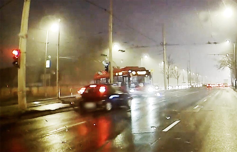 VIDEÓ: Nem érdekelte az autóst, hogy piros a lámpa, áthajtott és összeütközött a kanyarodó trolival