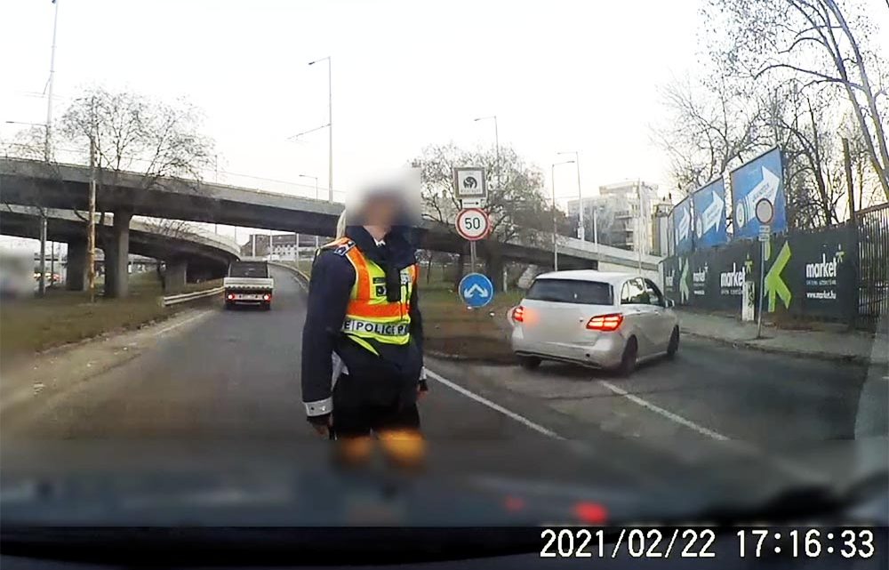 VIDEÓ: Kiszedték a pofátlan mercist, majd menekülni kezdett a rendőrök elől VIDEÓ: Kiszedték a pofátlan mercist, majd menekülni kezdett a rendőrök elől