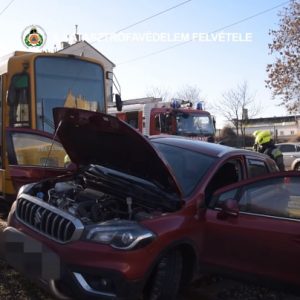 VIDEÓ: Autó és villamos ütközött reggel a 14. kerületben – Így mentették az egyik utast az autóból