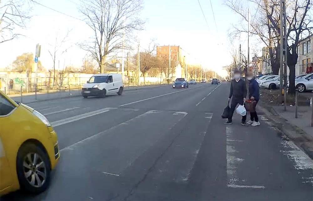 VIDEÓ: Inkább visszafordult a gyalogos a gyalogátkelőn VIDEÓ: Inkább visszafordult a gyalogos a gyalogátkelőn
