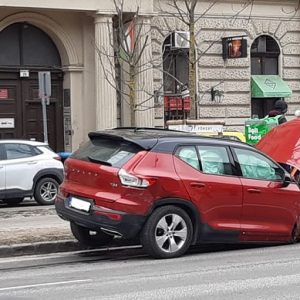 FOTÓK: Vitray Tamás vezette az egyik autót, ami balesetezett ma délután az Andrássy útnál