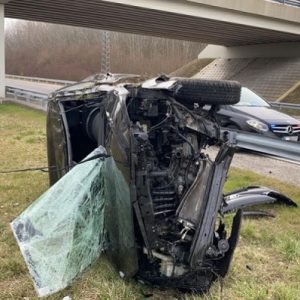 VIDEÓ: Rendőrautó kamerája rögzítette, ahogy többször megpördül a levegőben egy autó az M9-esen, miután szalagkorlátnak csapódott