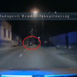 VIDEÓ: 15. születésnapján haverjaival ellopott egy autót, menekült a rendőrök elől, majd árokba hajtott egy fiú a 20. kerületben