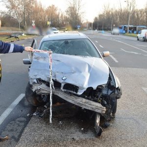 FOTÓK: Egy 3 éves gyerek is megsérült az újpesti balesetben, amit egy ittas, jogsi nélküli férfi okozott