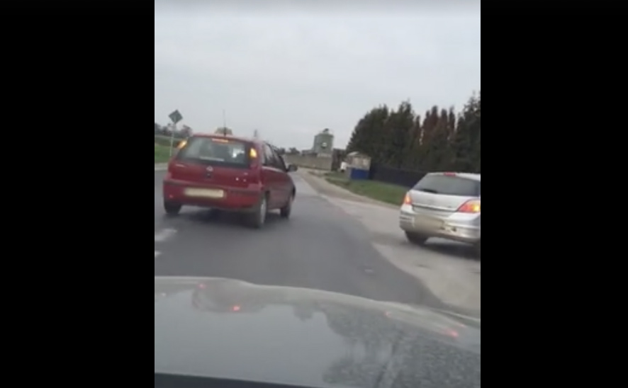VIDEÓ: Amikor nem vágod, hogy vontatás közben kormányozni is kell