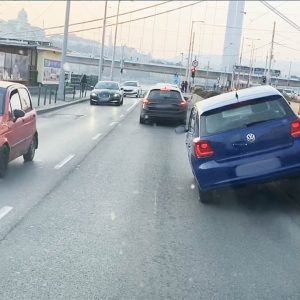 VIDEÓ: Nem sikerült „megmászni” a betontömböt a rakparton a Volkswagennel