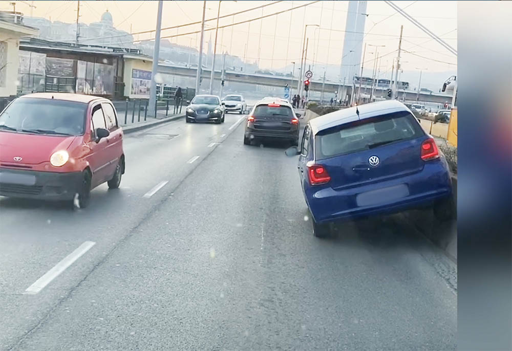 VIDEÓ: Nem sikerült „megmászni” a betontömböt a rakparton a Volkswagennel