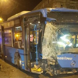 FOTÓK: Letért az útról, kidöntött egy fát és egy korlátot egy BKV busz éjjel